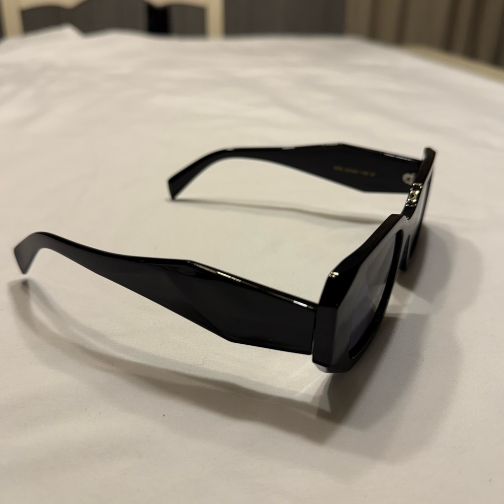 Y2K 2000s Vintage Style Black sunglasses